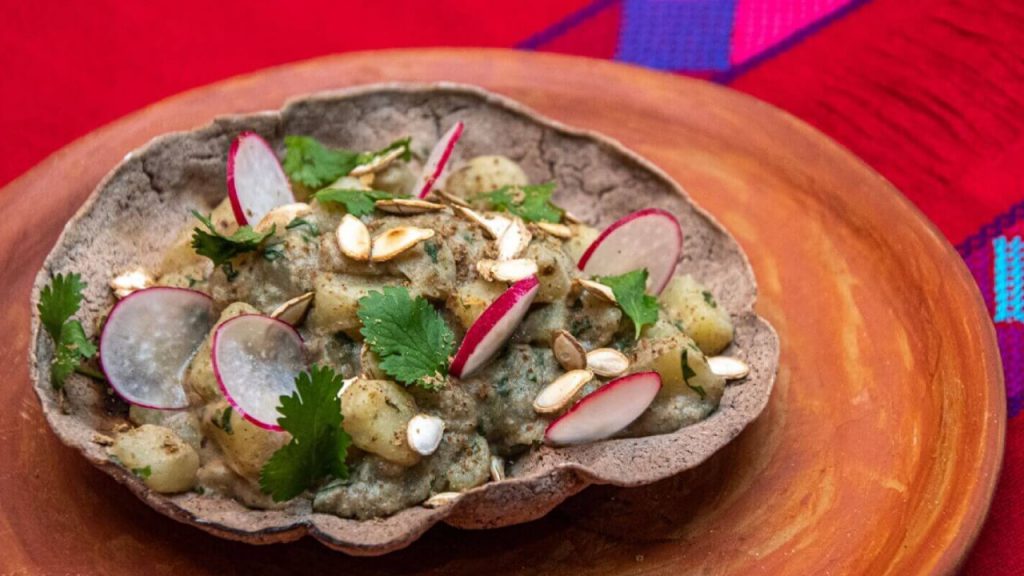 Chiapas tostada-papa-pepita-calabaza-cilantro-restaurante-Kokono-San-Cristobal